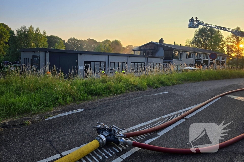 Uitslaande brand in winkelpand