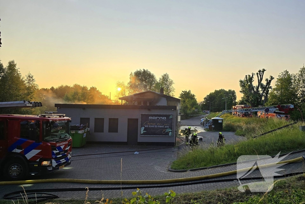 Uitslaande brand in winkelpand