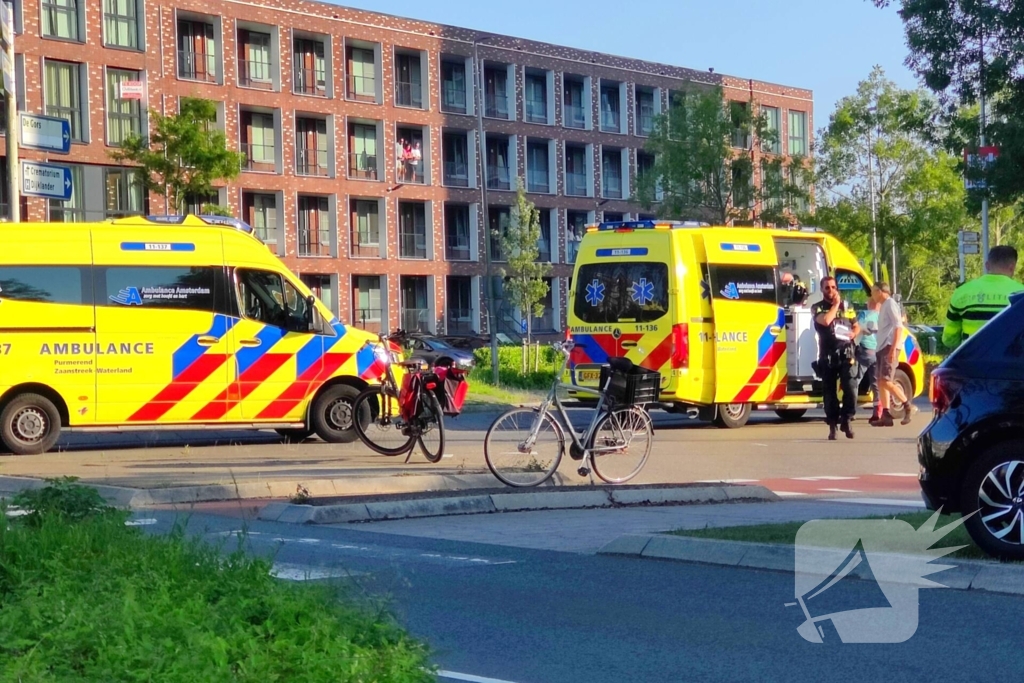 Fietser met spoed naar ziekenhuis na aanrijding