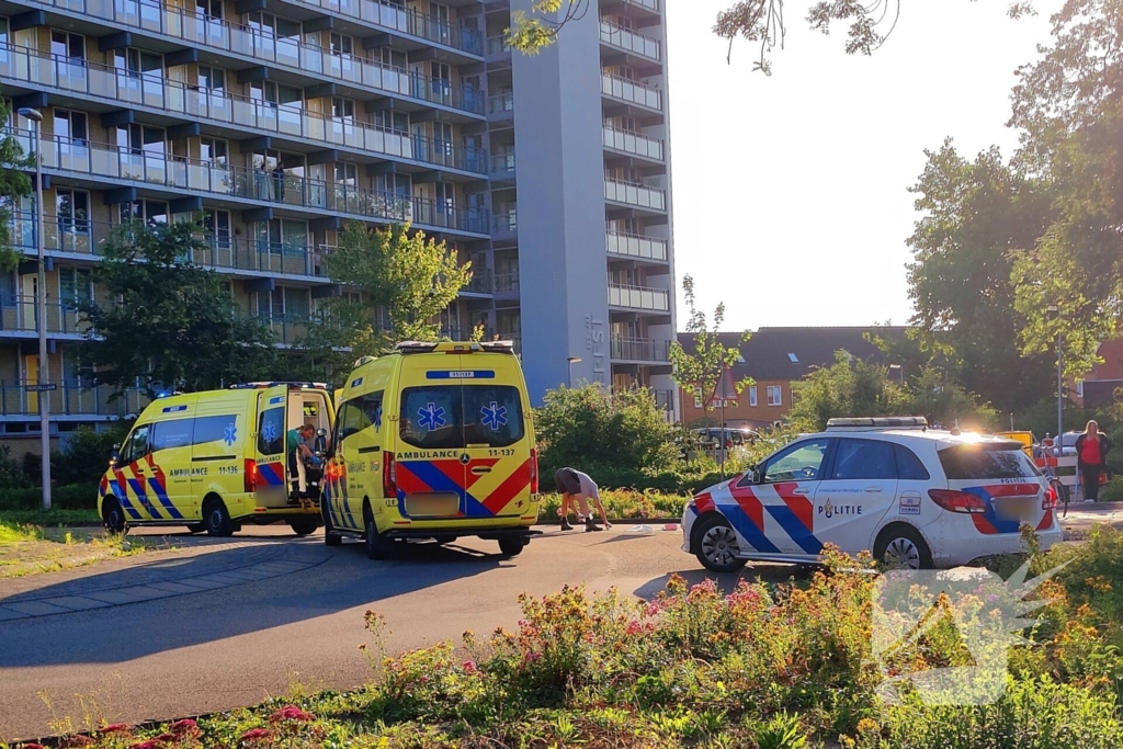 Fietser met spoed naar ziekenhuis na aanrijding