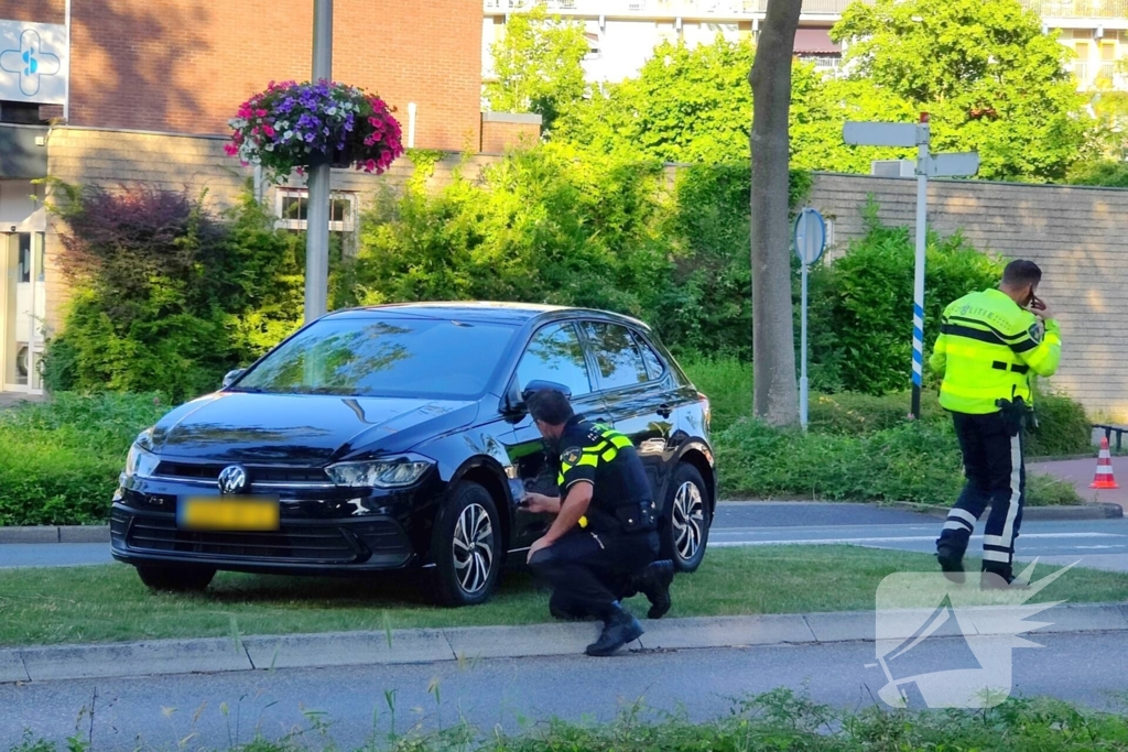 Fietser met spoed naar ziekenhuis na aanrijding