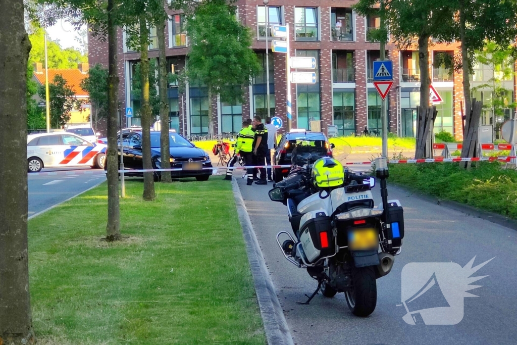 Fietser met spoed naar ziekenhuis na aanrijding