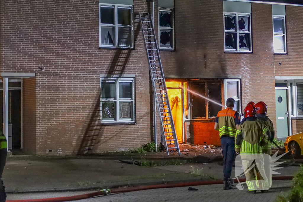 Explosie leidt tot grote brand in woning