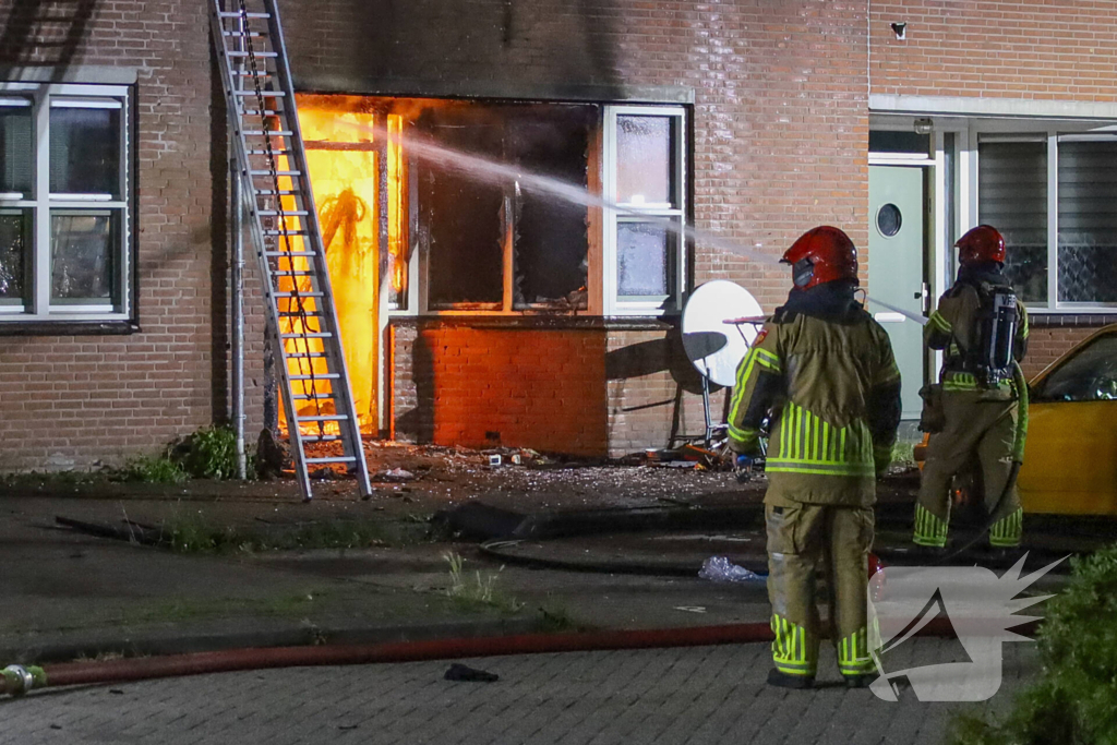 Explosie leidt tot grote brand in woning