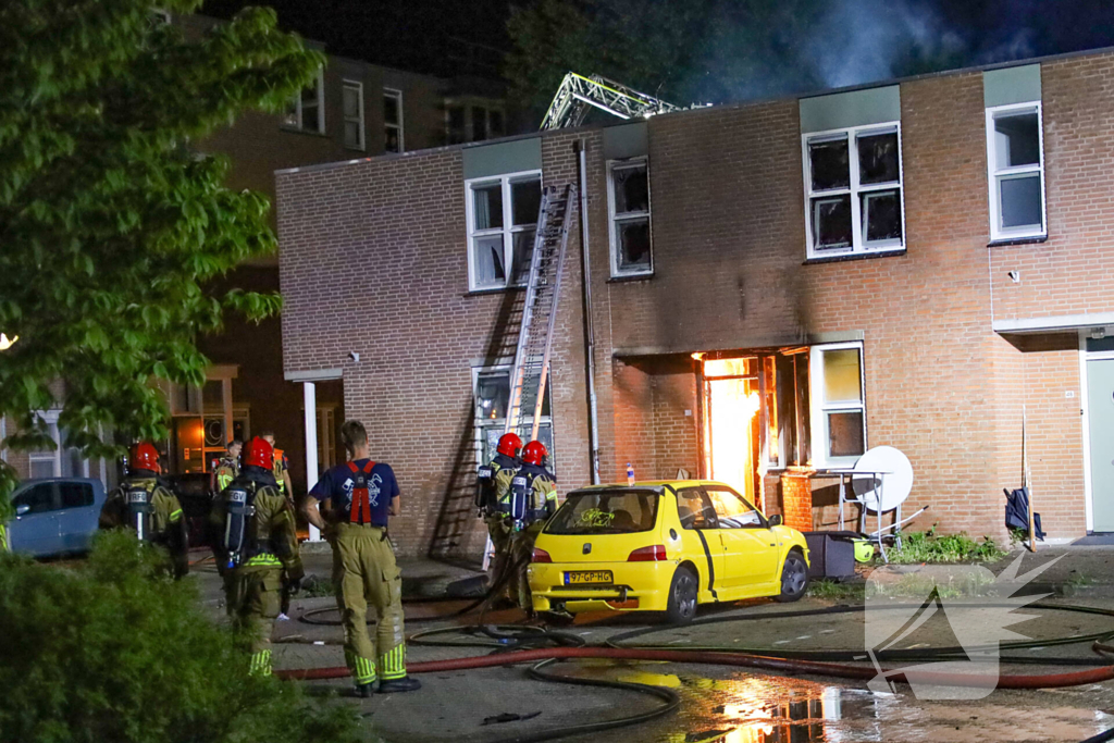 Explosie leidt tot grote brand in woning