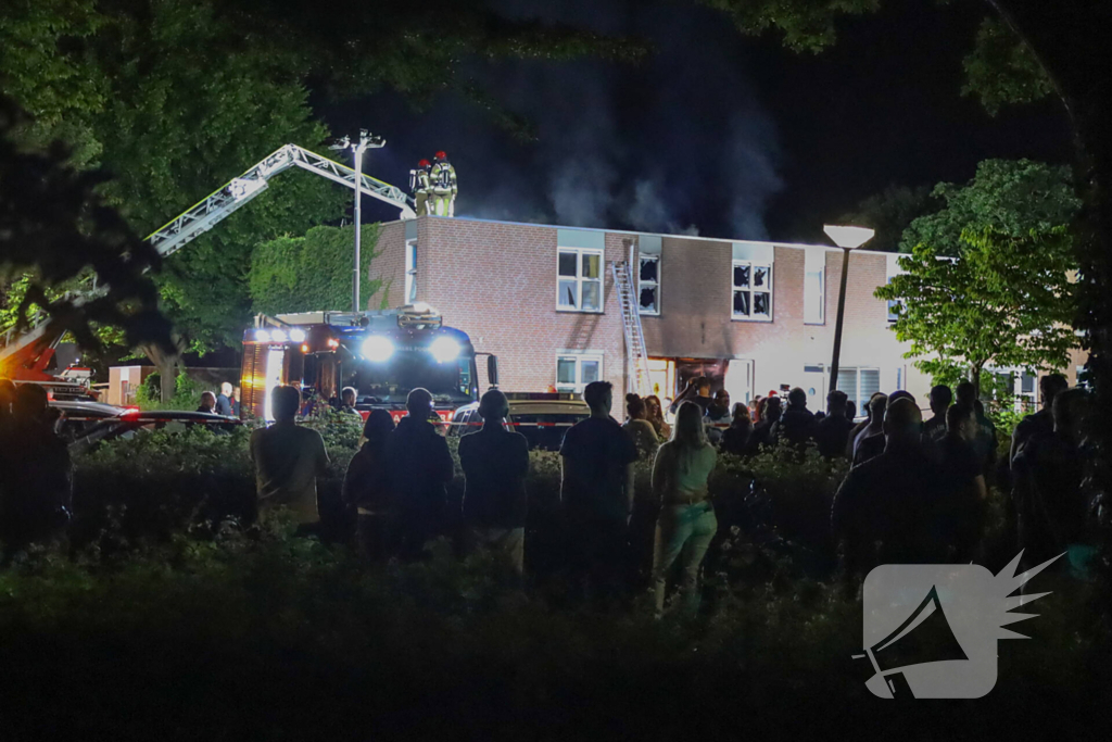 Explosie leidt tot grote brand in woning