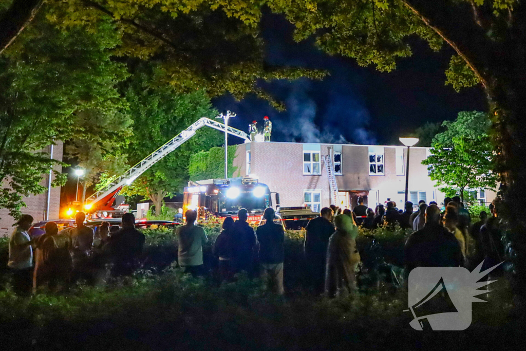 Explosie leidt tot grote brand in woning