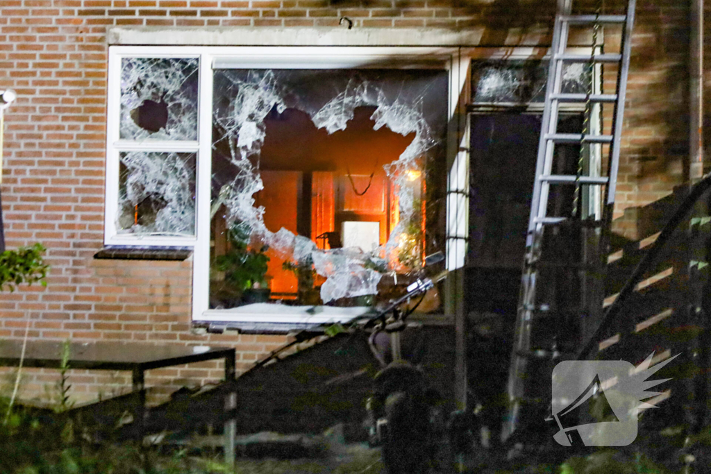 Explosie leidt tot grote brand in woning