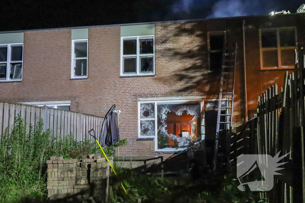 Explosie leidt tot grote brand in woning