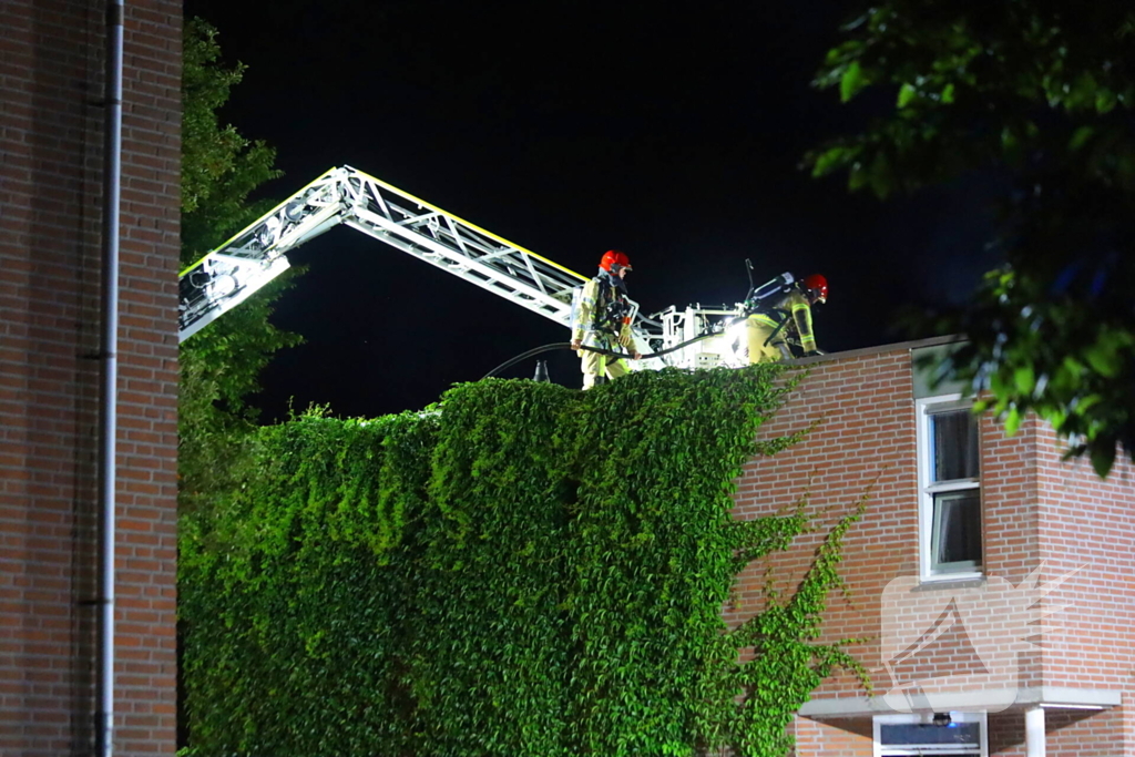 Explosie leidt tot grote brand in woning