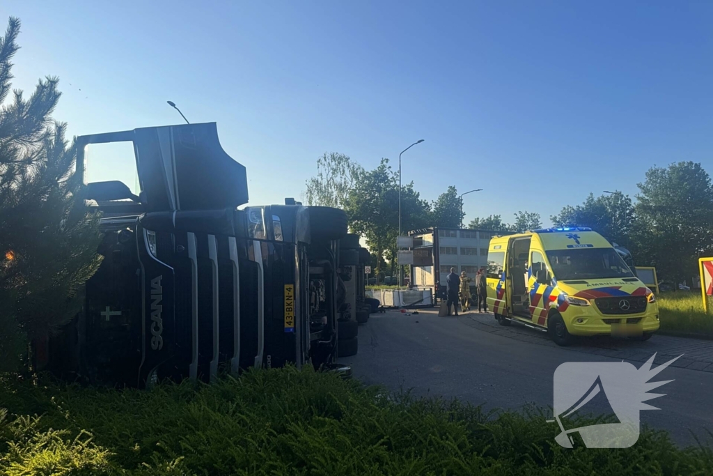 Vrachtwagen met varkens kantelt en blokkeert weg