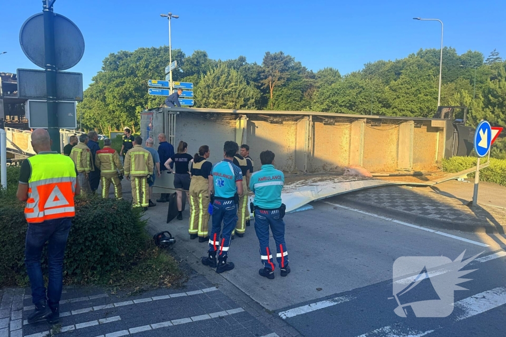 Vrachtwagen met varkens kantelt en blokkeert weg