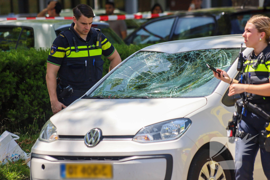 Zwaargewonde bij aanrijding tijdens oversteken