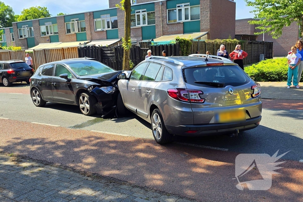 Frontale aanrijding leidt tot afsluiting van weg