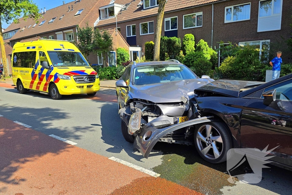 Frontale aanrijding leidt tot afsluiting van weg