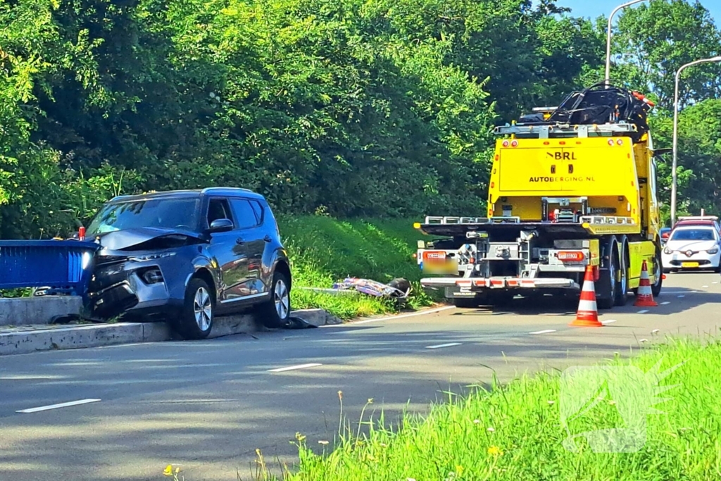 Auto tegen brugbalustrade