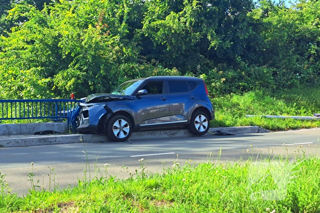 Auto tegen brugbalustrade