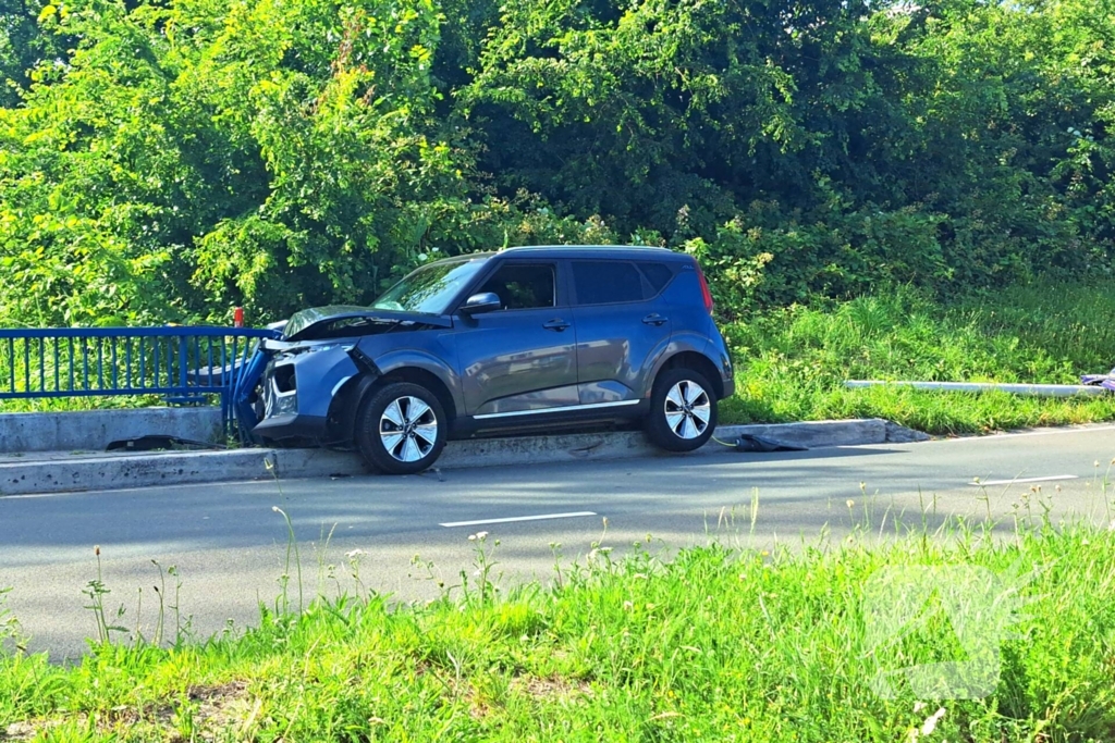 Auto tegen brugbalustrade
