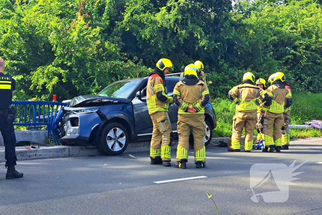 Auto tegen brugbalustrade