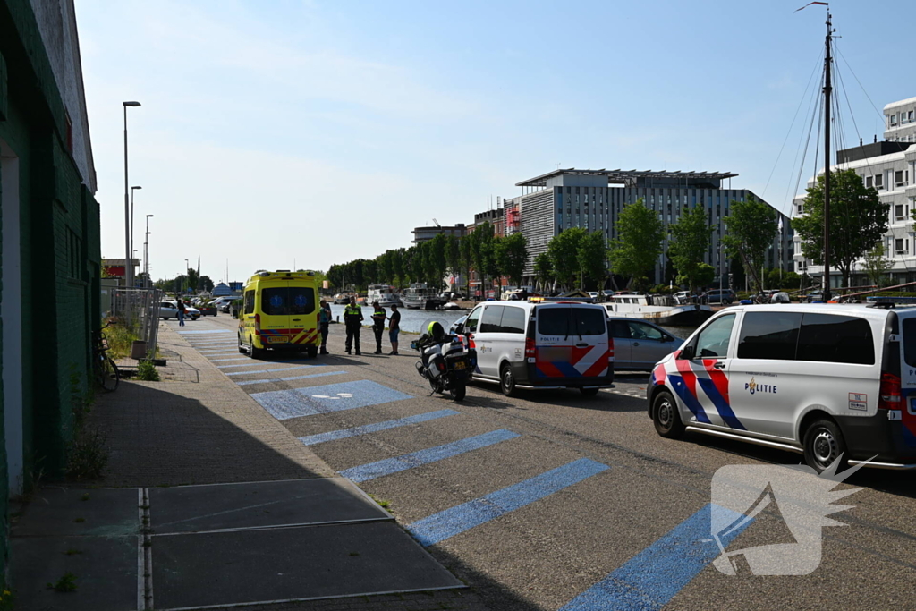 Bestelbus raakt jongeman op step