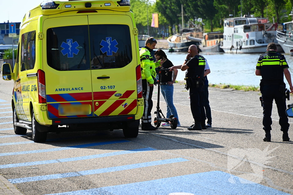 Bestelbus raakt jongeman op step
