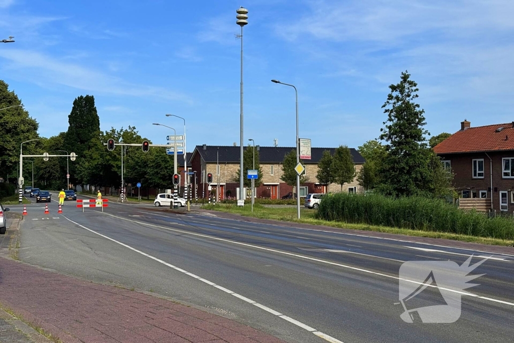 Vrachtwagen lekt olie op wegdek