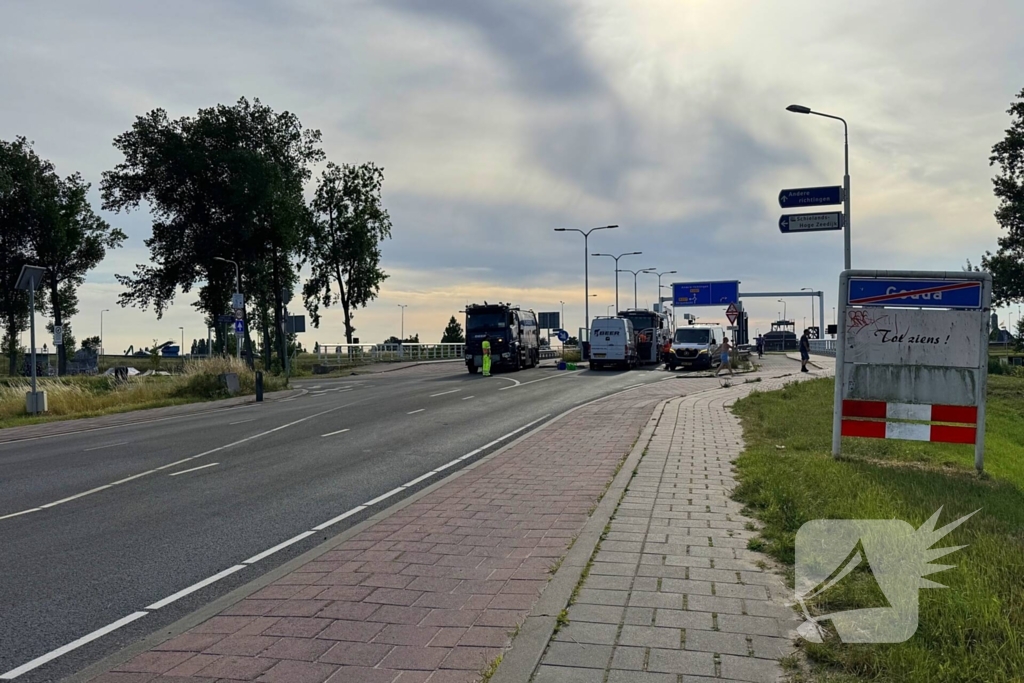 Vrachtwagen lekt olie op wegdek