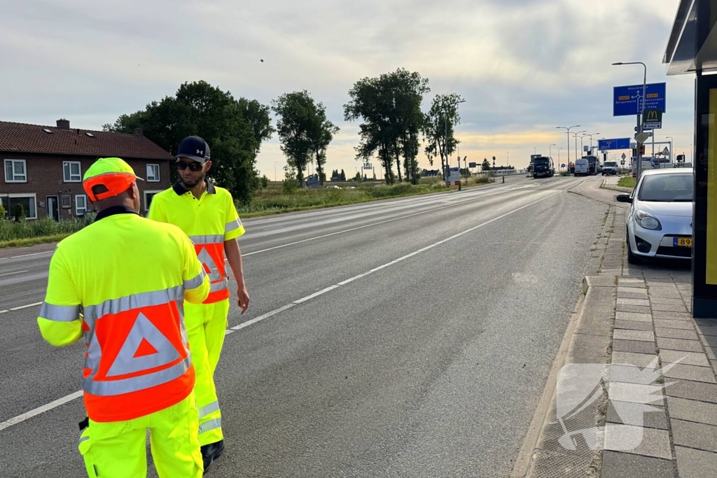 Vrachtwagen lekt olie op wegdek