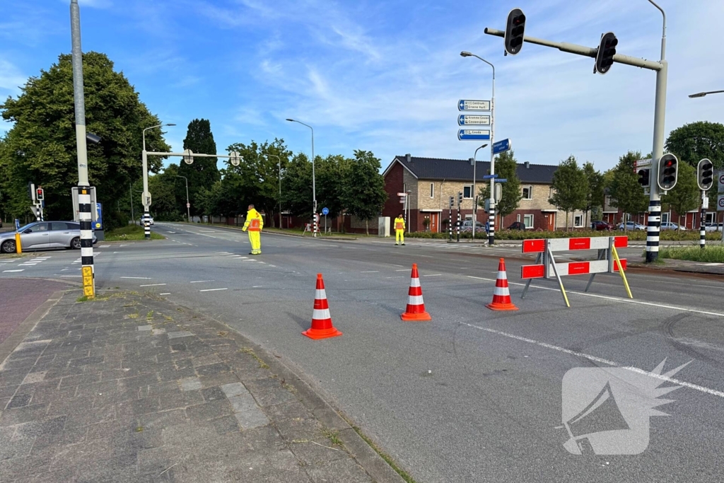 Vrachtwagen lekt olie op wegdek