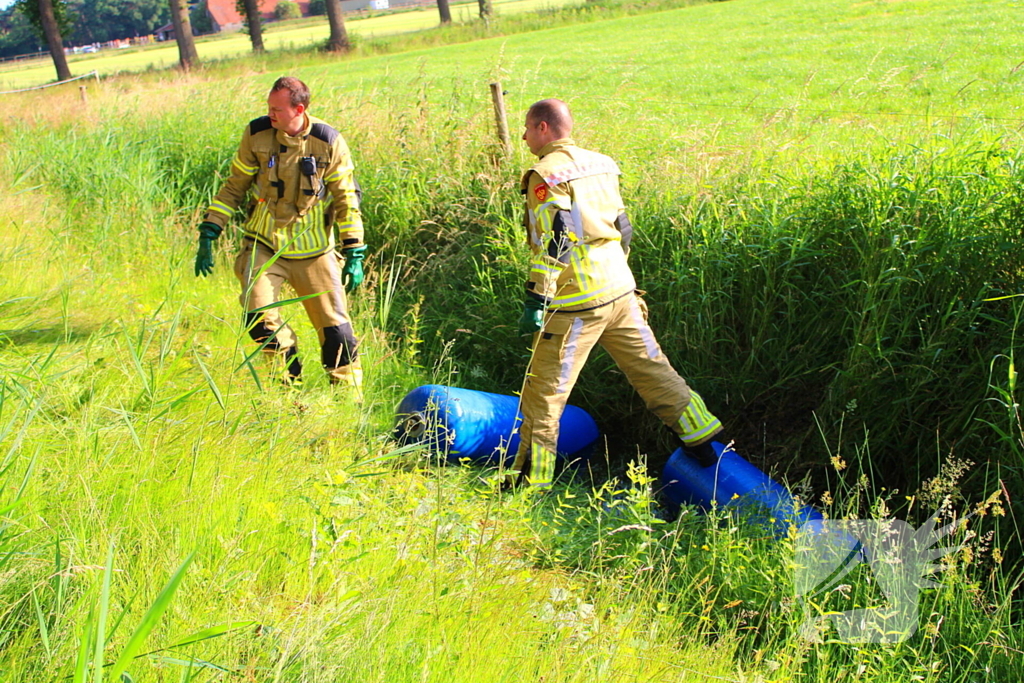 Brandweer onderzoekt gedumpte vaten