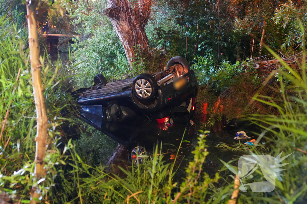 Auto te water op de kop