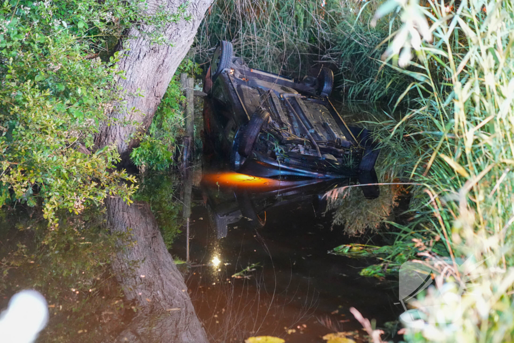 Auto te water op de kop