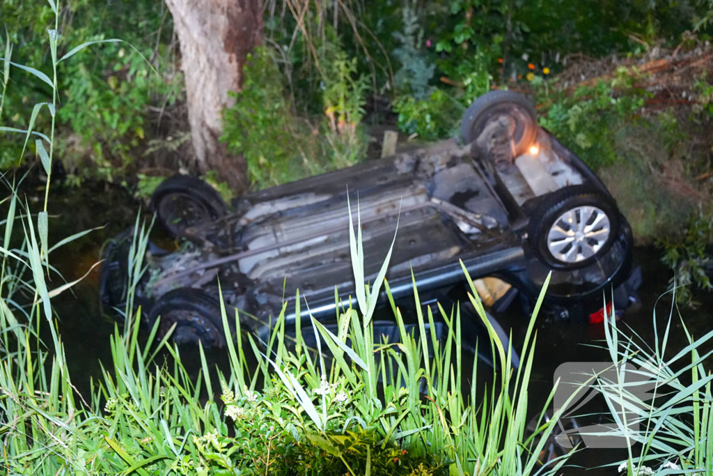 Auto te water op de kop