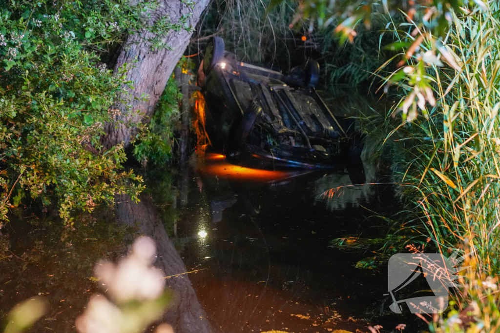 Auto te water op de kop