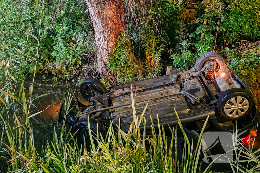 Auto te water op de kop