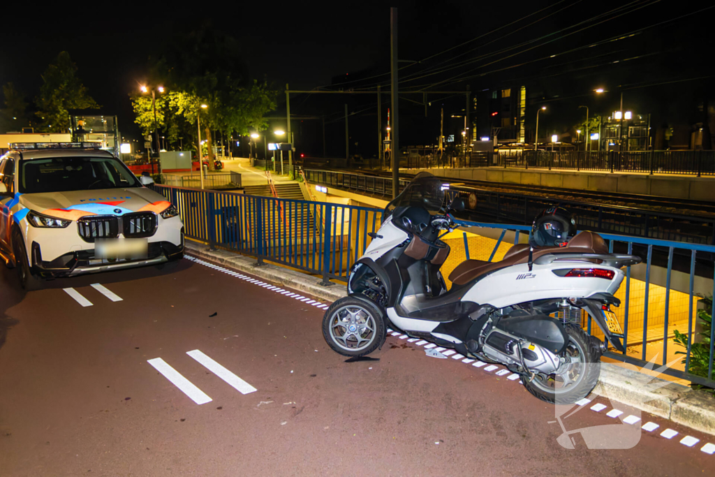 Eenzijdig ongeval met driewielige motorscooter op fietsbrug