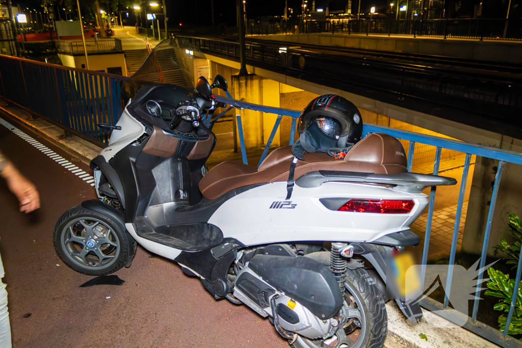 Eenzijdig ongeval met driewielige motorscooter op fietsbrug