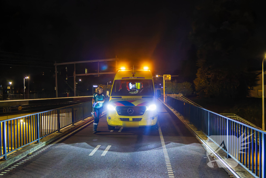 Eenzijdig ongeval met driewielige motorscooter op fietsbrug