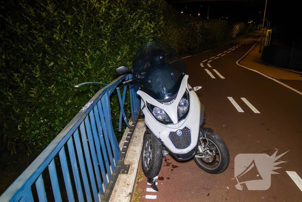 Eenzijdig ongeval met driewielige motorscooter op fietsbrug