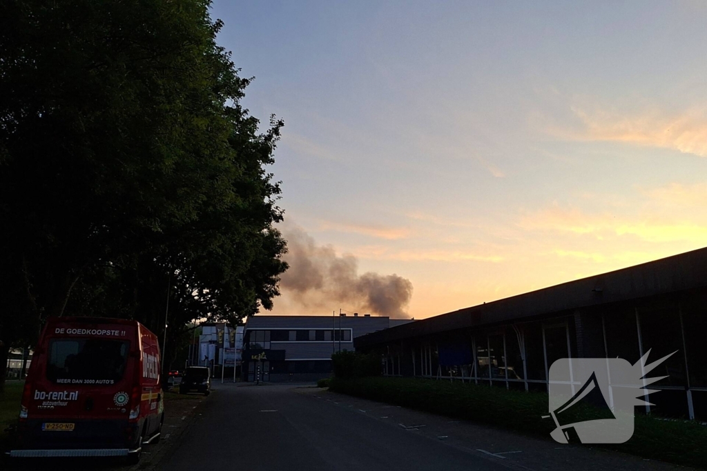 Veel brandweer eenheden ingezet voor brand in bedrijfspand