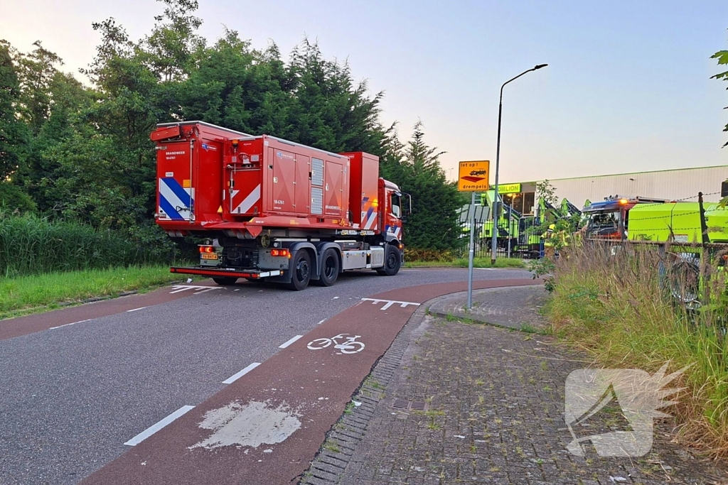 Veel brandweer eenheden ingezet voor brand in bedrijfspand