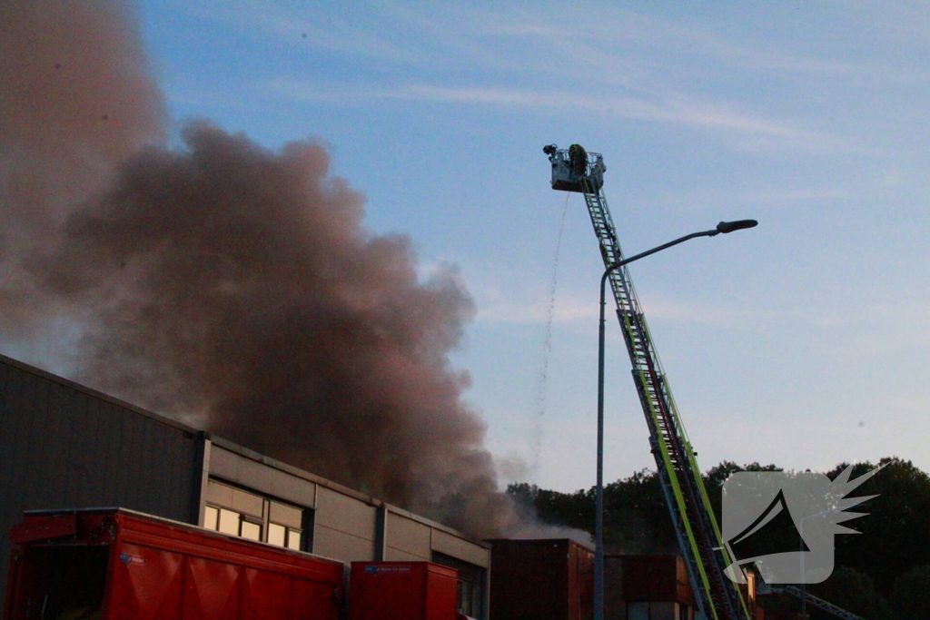 Veel brandweer eenheden ingezet voor brand in bedrijfspand