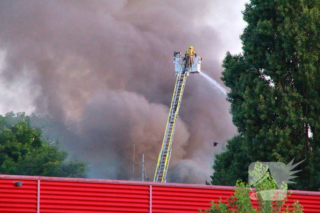Veel brandweer eenheden ingezet voor brand in bedrijfspand