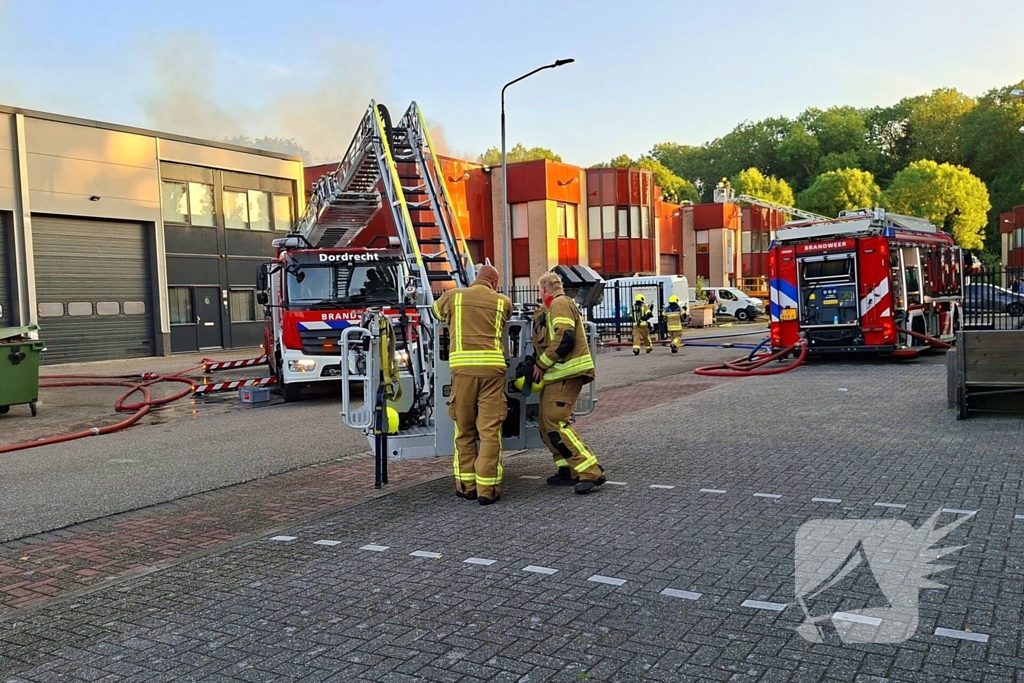 Veel brandweer eenheden ingezet voor brand in bedrijfspand