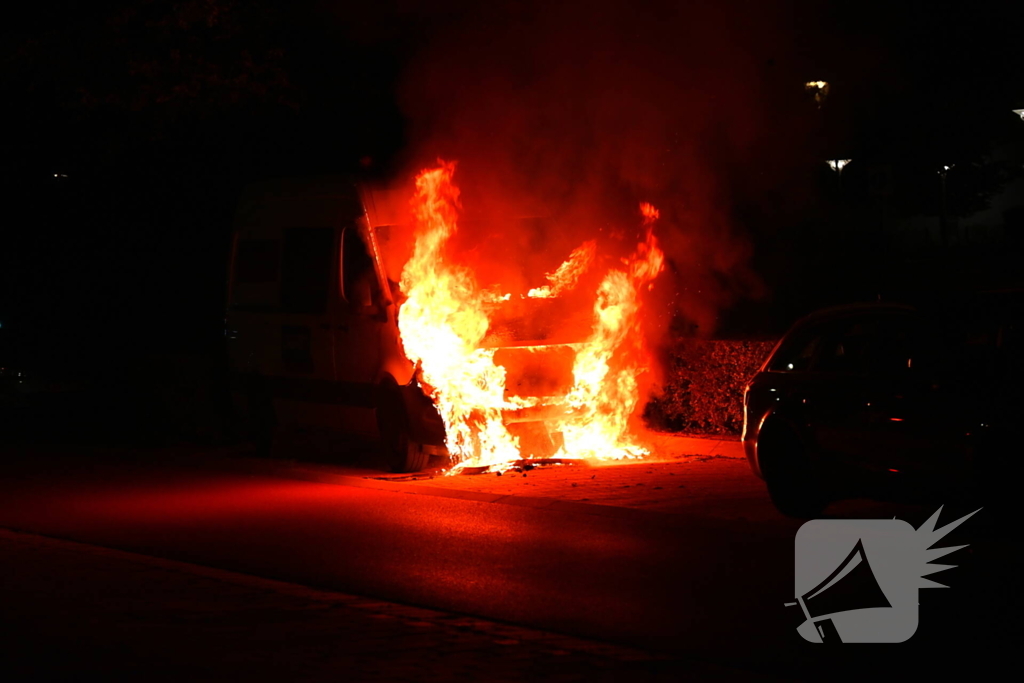 Bedrijfsbus gaat in vlammen op