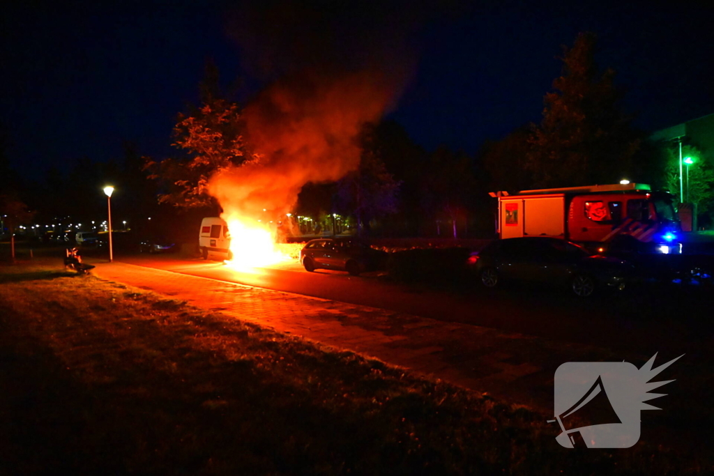 Bedrijfsbus gaat in vlammen op