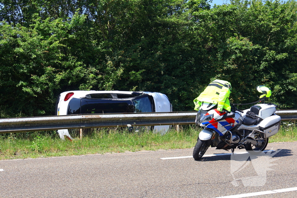 Voertuig belandt op zijkant op fietspad