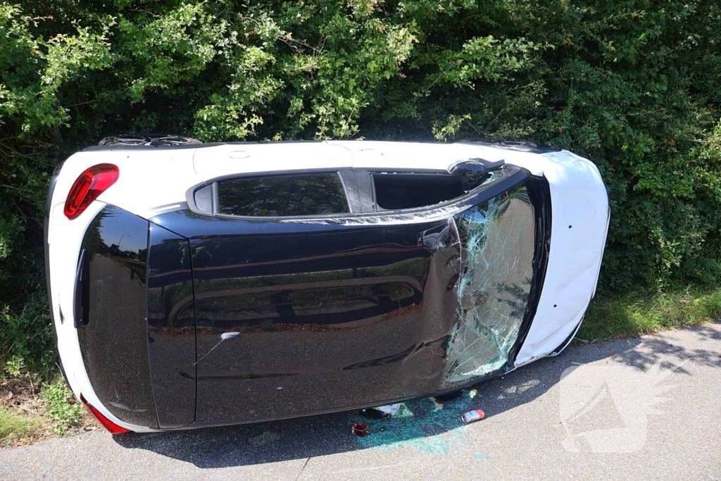 Voertuig belandt op zijkant op fietspad