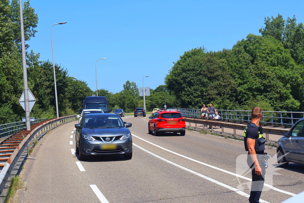 Voertuig belandt op zijkant op fietspad