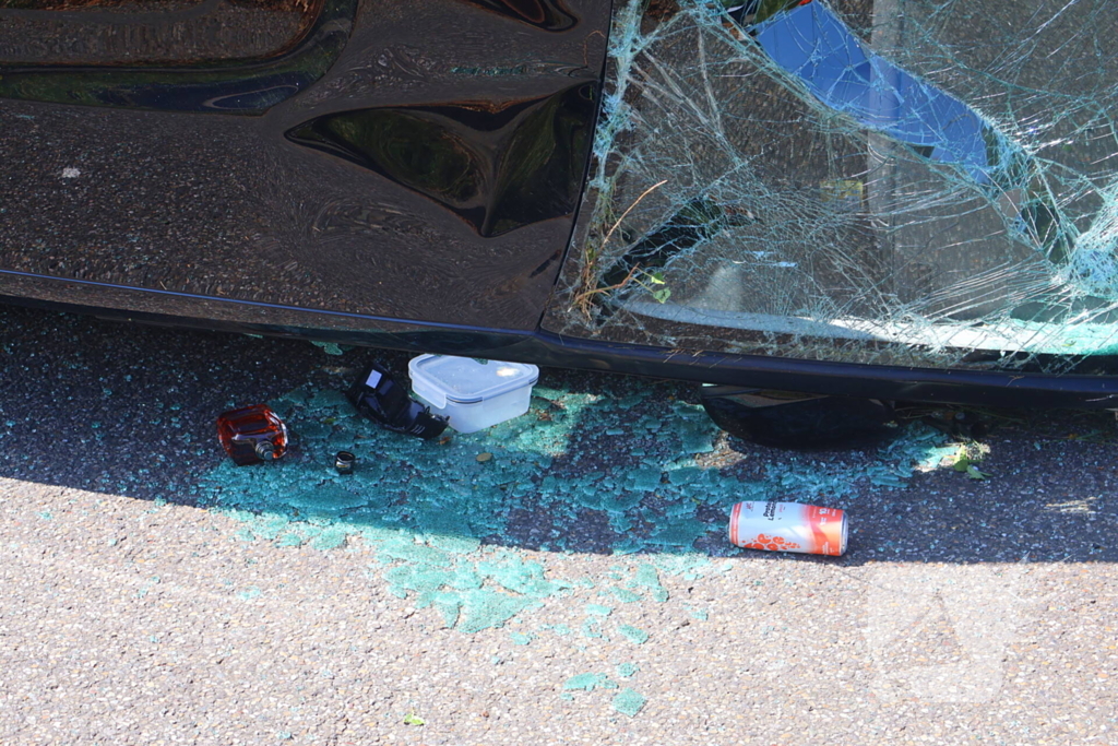 Voertuig belandt op zijkant op fietspad